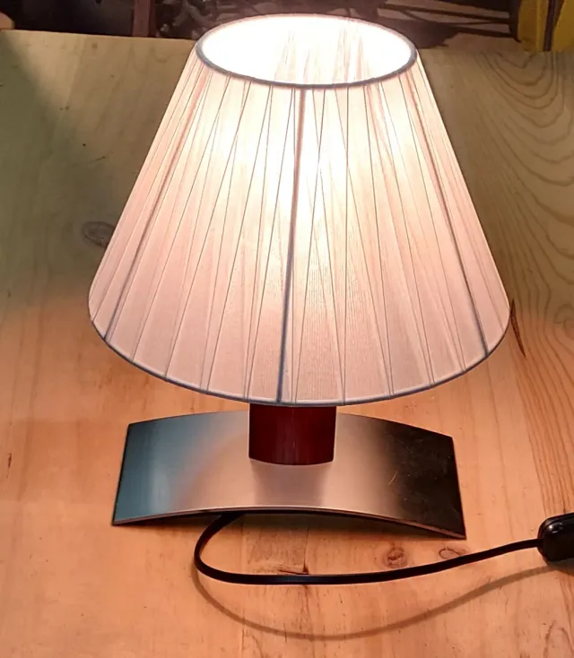 Lâmpada de design em madeira e metal