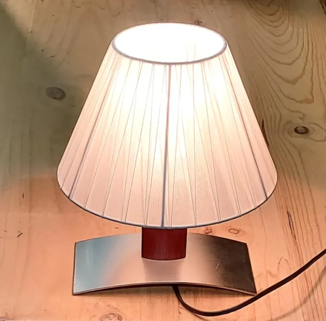 Lâmpada de design em madeira e metal