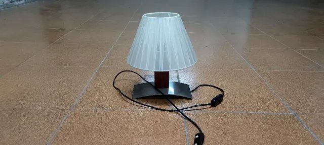 Lâmpada de design em madeira e metal