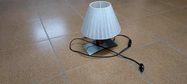 Lâmpada de design em madeira e metal