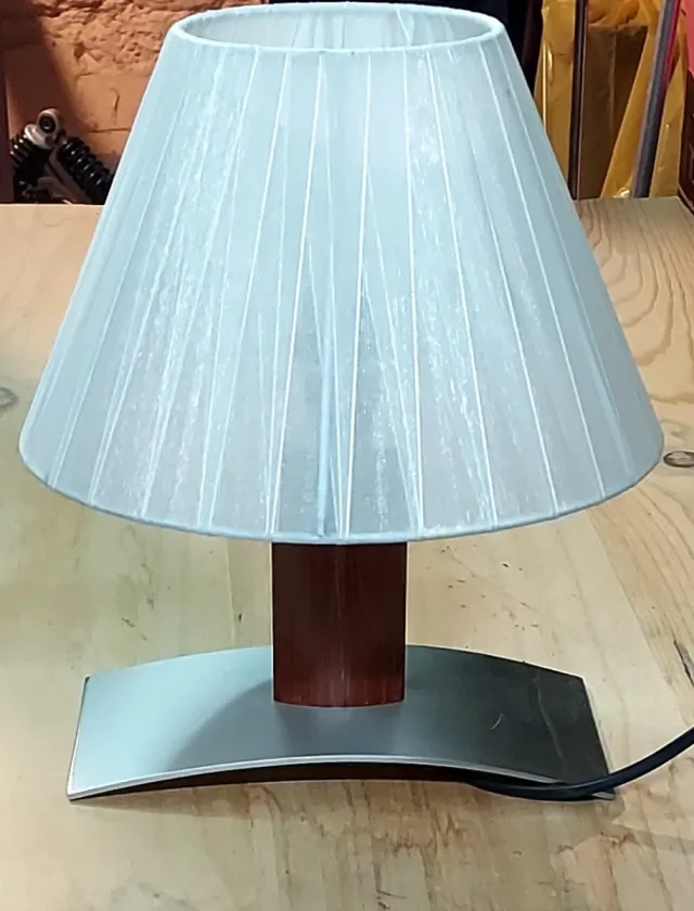 Lâmpada de design em madeira e metal