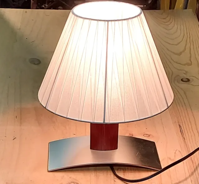 Lâmpada de design em madeira e metal