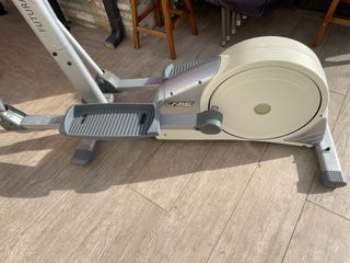 Elíptica gris y plateada