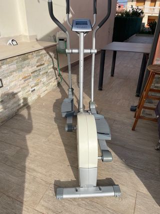 Elíptica gris y plateada