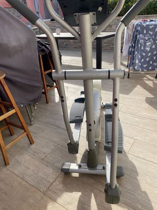 Elíptica gris y plateada