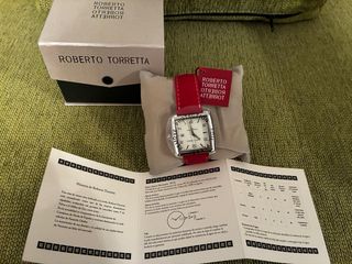 Reloj Roberto Torretta Diseño Cuadrado Correa Roja