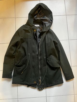 Chaqueta verde militar con capucha