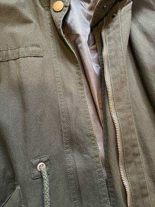 Chaqueta verde militar con capucha