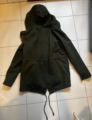 Chaqueta verde militar con capucha