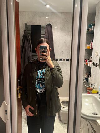 Chaqueta verde militar con capucha