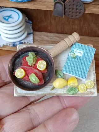 Miniatura tagliere con padella e cibo