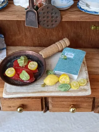 Miniatura tagliere con padella e cibo