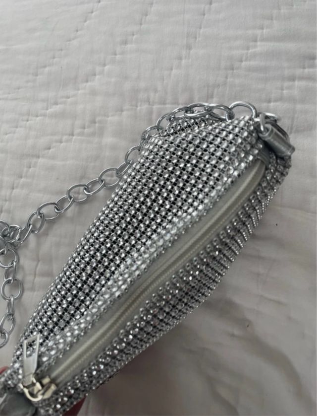 Bolso de fiesta plateado con cadena