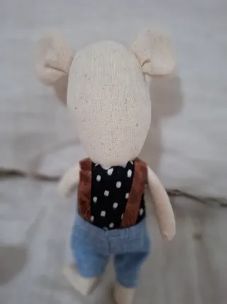 Muñeco ratoncito de tela con pajarita