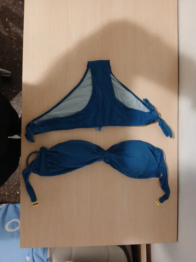 Bikini azul con puntos