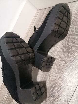 Zapatos negros con cordones