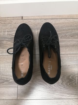 Zapatos negros con cordones