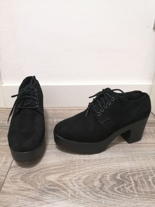 Zapatos negros con cordones