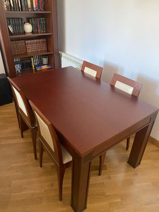 Tavolo da pranzo e 4 sedie in legno massello