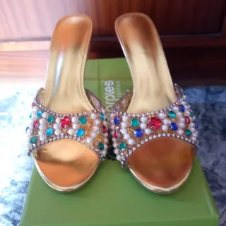 Sandalias de fiesta doradas con pedrería