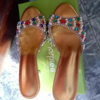 Sandalias de fiesta doradas con pedrería