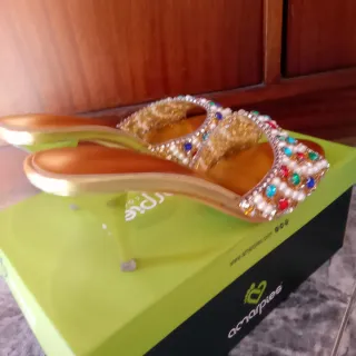 Sandalias de fiesta doradas con pedrería