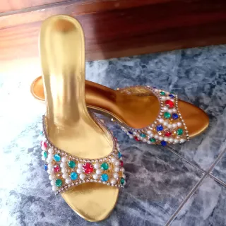 Sandalias de fiesta doradas con pedrería