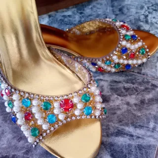 Sandalias de fiesta doradas con pedrería