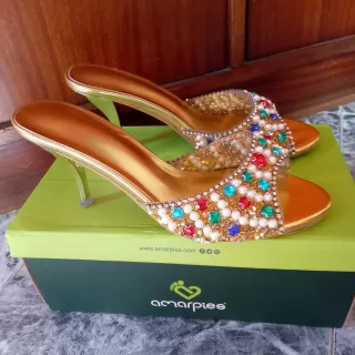 Sandalias de fiesta doradas con pedrería