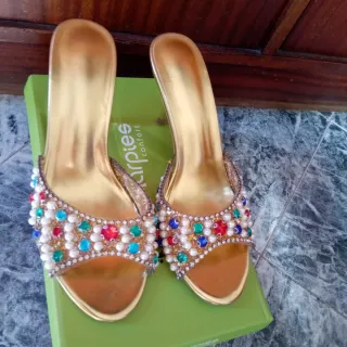 Sandalias de fiesta doradas con pedrería