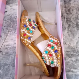Sandalias de fiesta doradas con pedrería