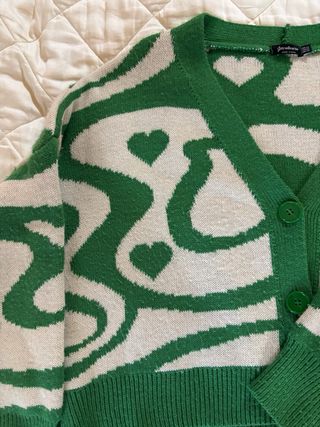 Cardigan vintage verde e beige con cuori