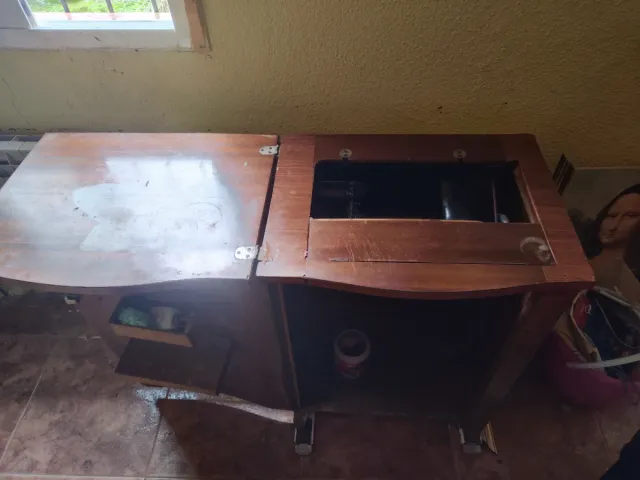 Máquina de coser Sigma negra con mueble