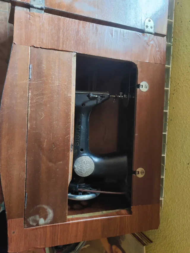 Máquina de coser Sigma negra con mueble