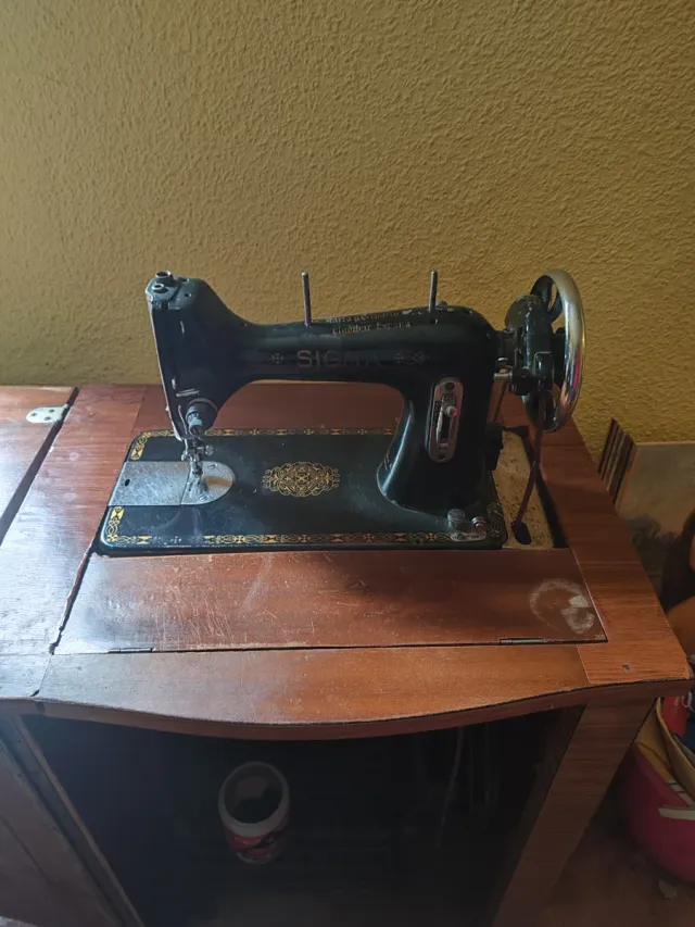 Máquina de coser Sigma negra con mueble
