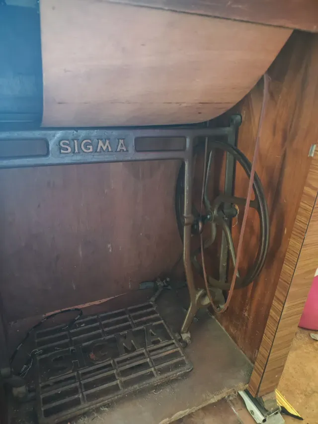 Máquina de coser Sigma negra con mueble