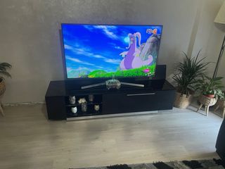 Sofá modular gris alfombra y mueble de televisión