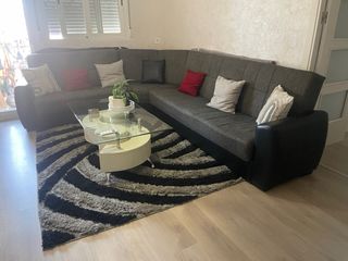 Sofá modular gris alfombra y mueble de televisión