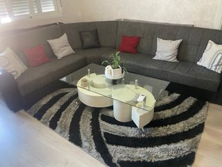 Sofá modular gris alfombra y mueble de televisión