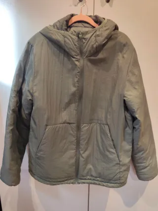 Chaqueta verde con capucha