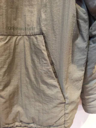 Chaqueta verde con capucha