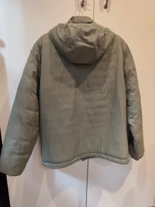 Chaqueta verde con capucha