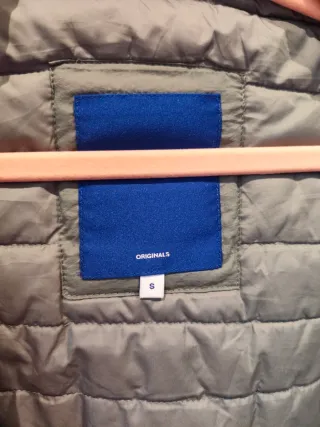 Chaqueta verde con capucha