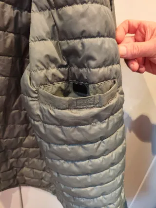 Chaqueta verde con capucha