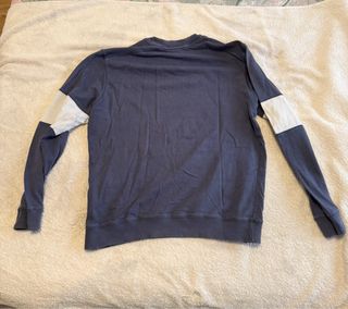 Suéter azul y blanco