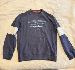 Suéter azul y blanco