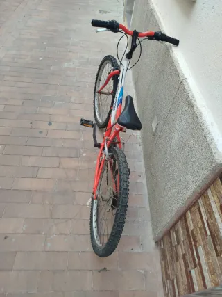 Bicicleta de montaña roja