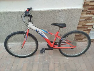 Bicicleta de montaña roja