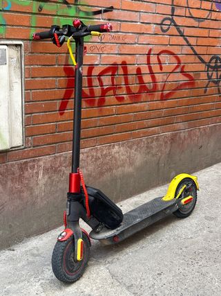 Patinete Eléctrico Negro y Rojo