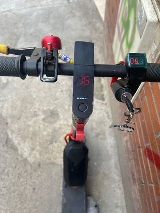 Patinete Eléctrico Negro y Rojo